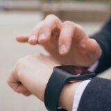 Ceas inteligent purtat la încheietură în timpul unei alergări în aer liber