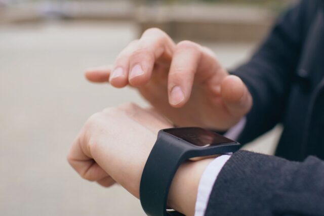 Ceas inteligent purtat la încheietură în timpul unei alergări în aer liber