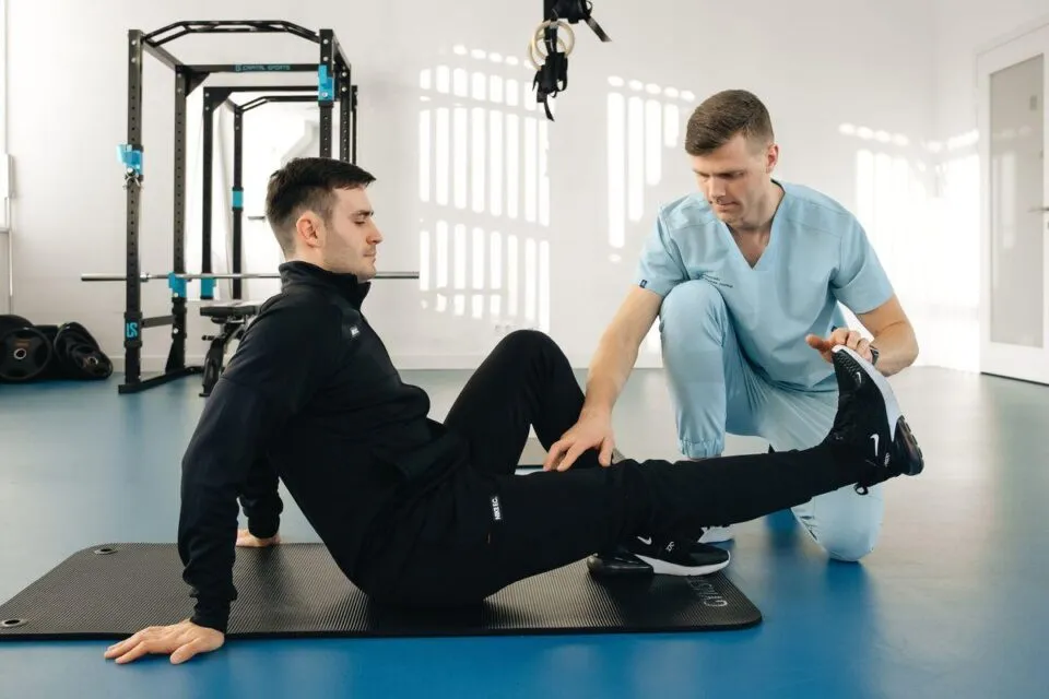 Cum alegi o clinică de recuperare ortopedică? 5 criterii, ce să ceri și ce să eviți