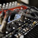 Microfon de studio montat pe un braț articulat, cu filtru anti-pop, pregătit pentru înregistrare vocală