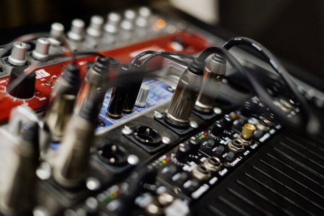Microfon de studio montat pe un braț articulat, cu filtru anti-pop, pregătit pentru înregistrare vocală