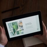 Scenă pregătită pentru prezentarea unui produs tehnologic nou, cu ecran mare și public în sală