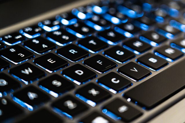 Lacăt metalic așezat pe tastatura unui laptop, simbol al protecției datelor personale